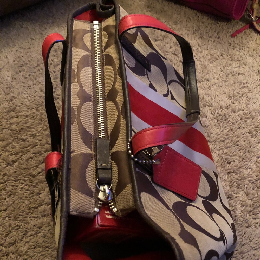 Signature Coach Bag - Picture 4 of 9
